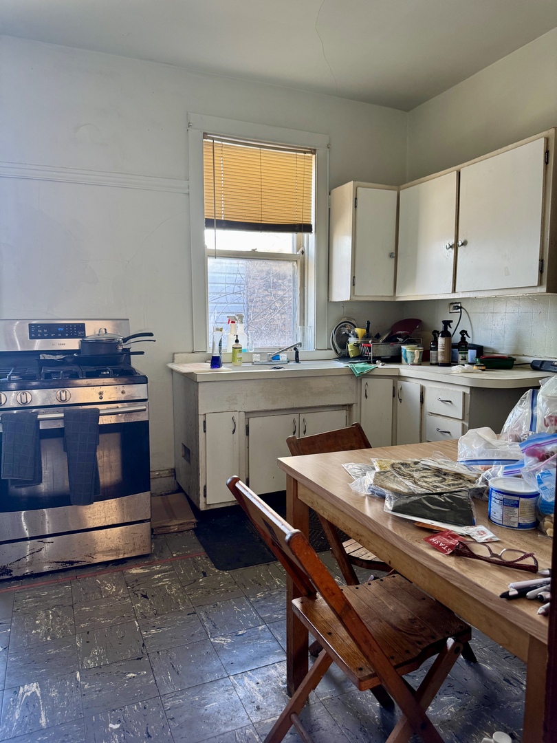 7116 S King Drive Property Photo 8