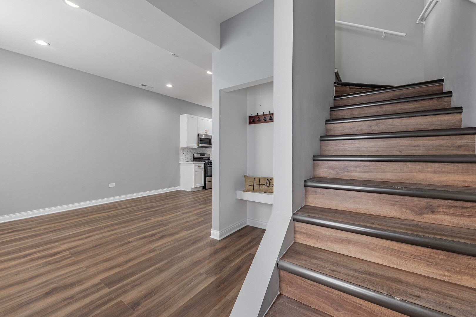 1934 S Hamlin Avenue Property Photo 3