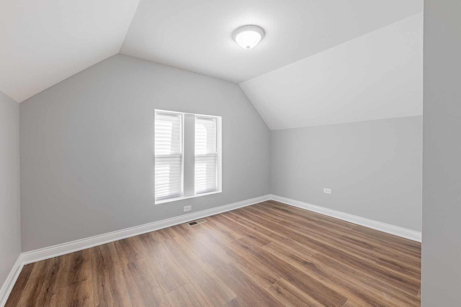 1934 S Hamlin Avenue Property Photo 6