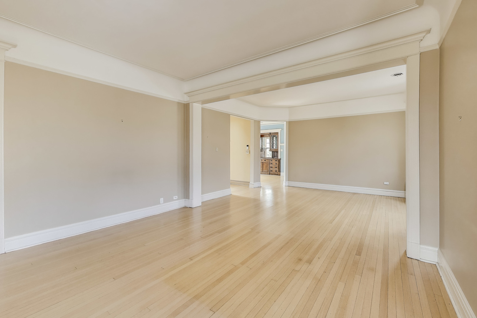 5356 N Lakewood Avenue Property Photo 10
