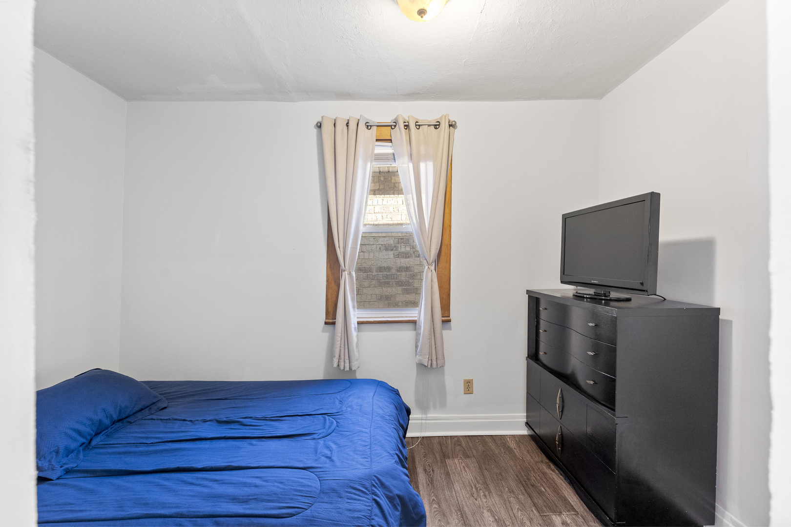 4709 S Hamlin Avenue Property Photo 5