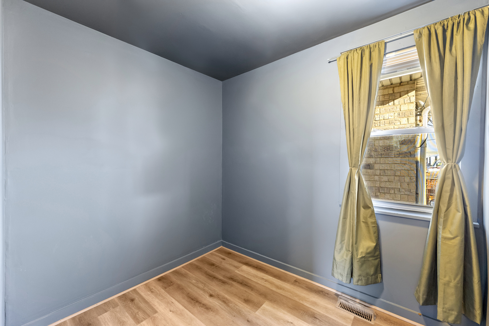 4709 S Hamlin Avenue Property Photo 8
