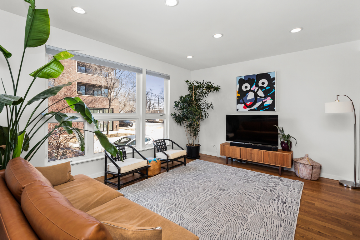 802 N Mozart Street Property Photo 3