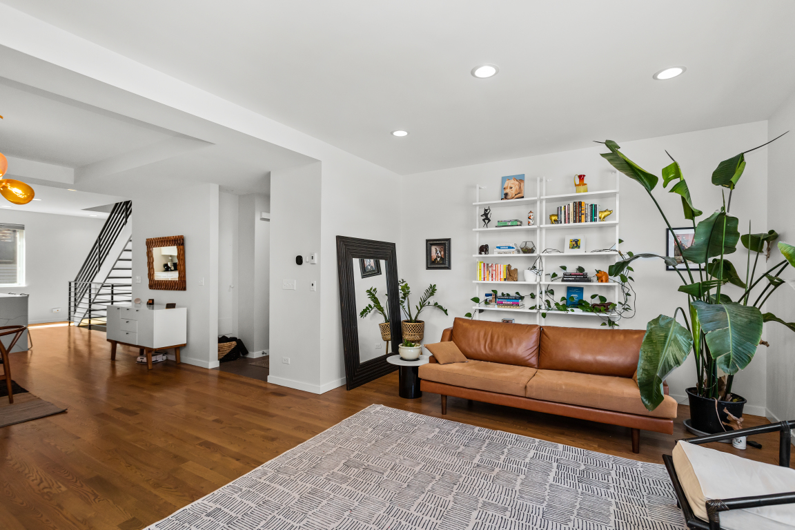 802 N Mozart Street Property Photo 4