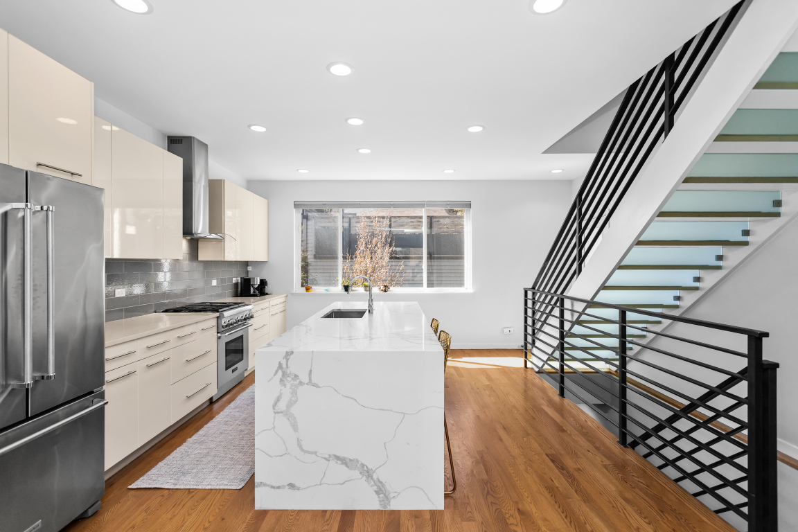 802 N Mozart Street Property Photo 10