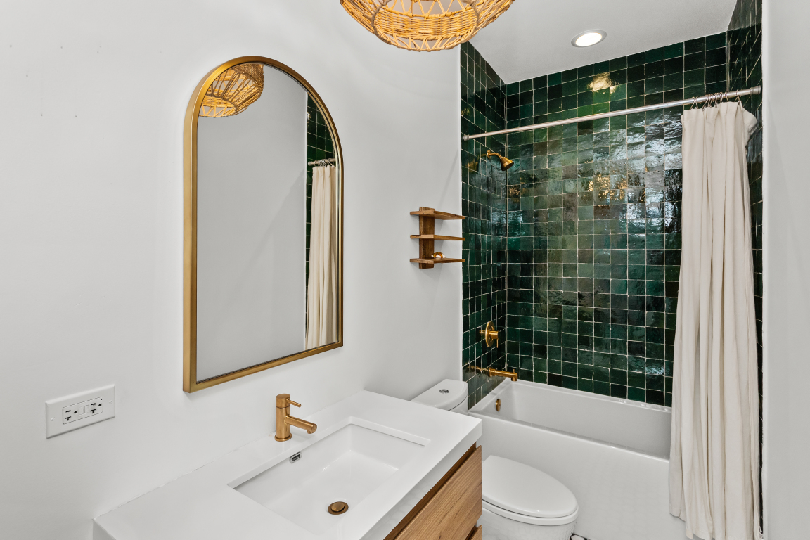 802 N Mozart Street Property Photo 18