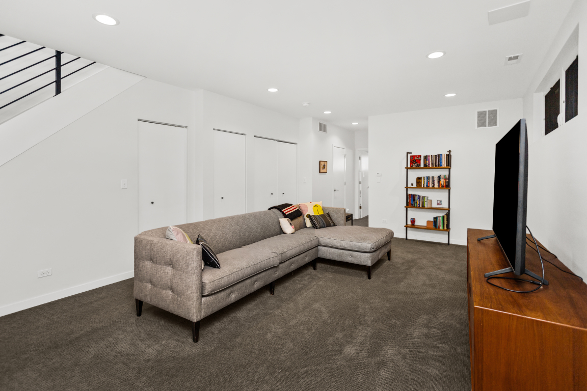 802 N Mozart Street Property Photo 23