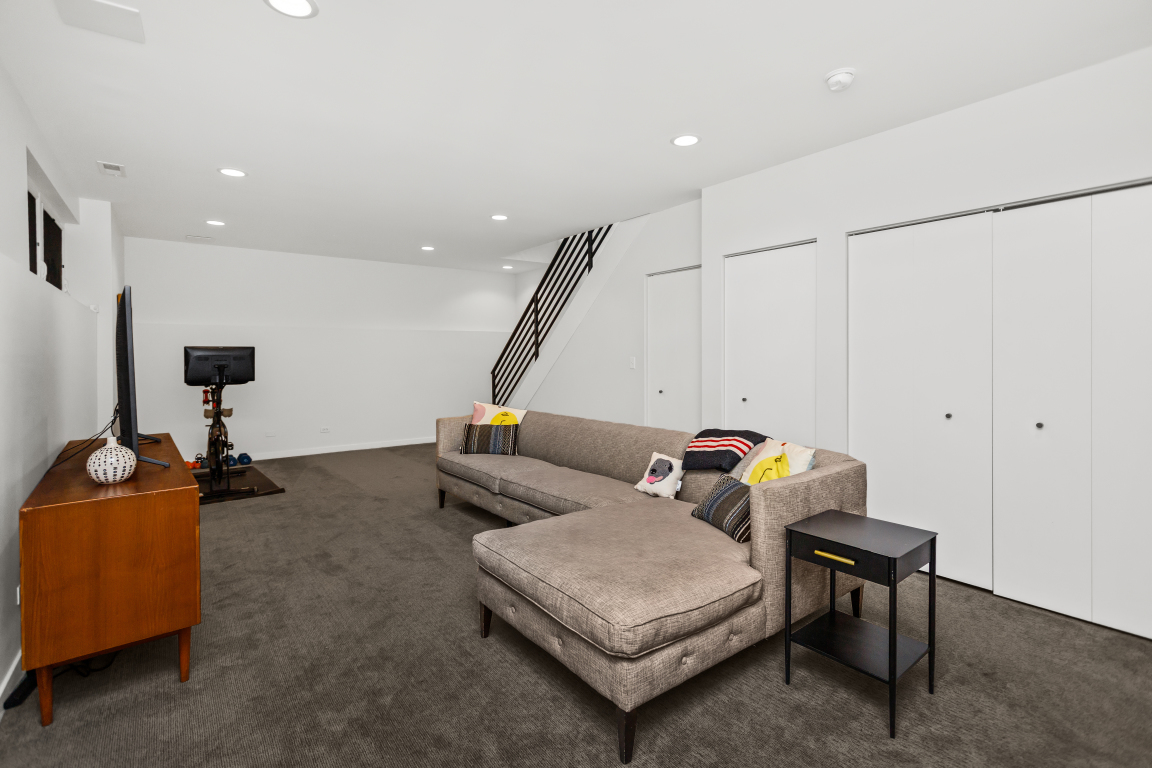 802 N Mozart Street Property Photo 24