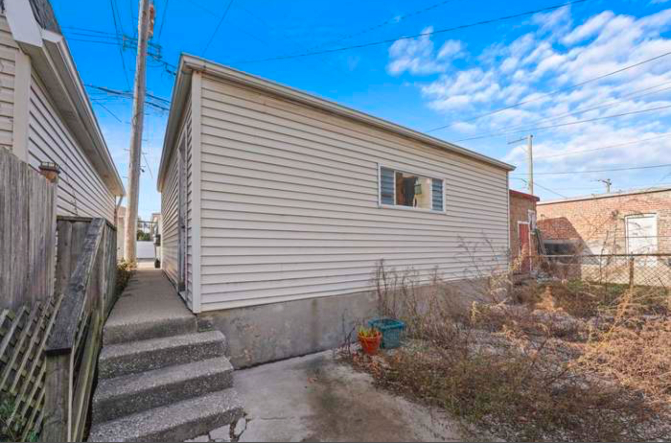 3240 S Parnell Avenue Property Photo 3