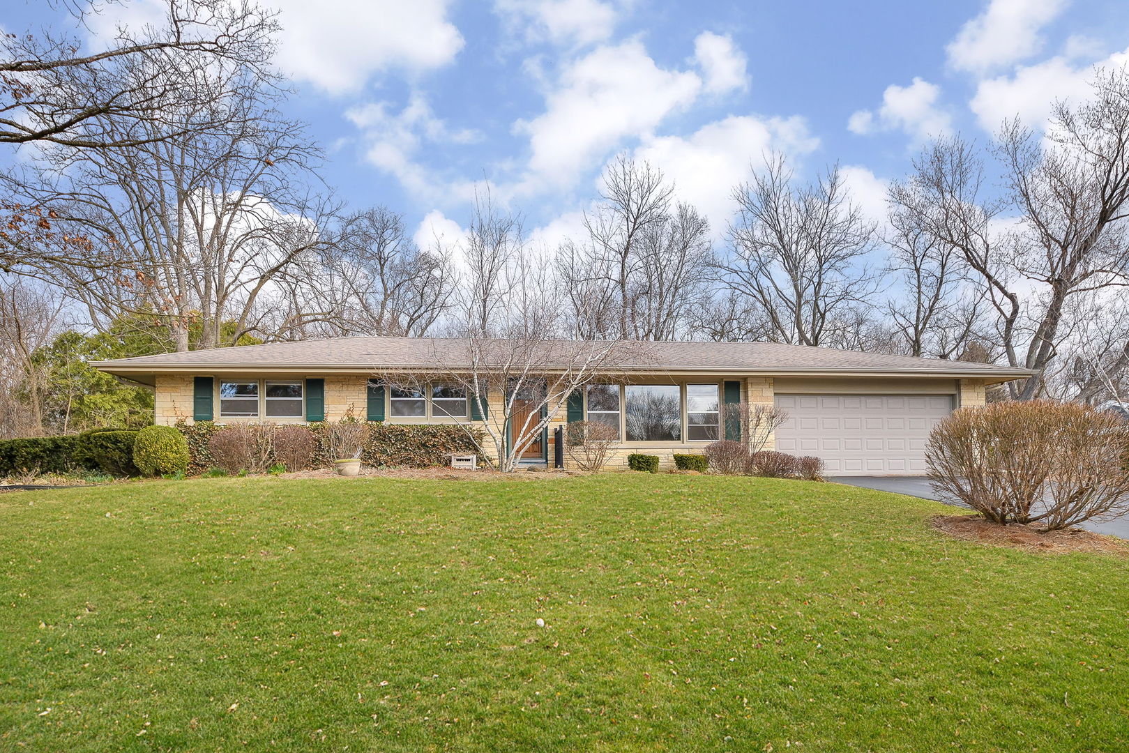 38w416 Bonnie Court Property Photo