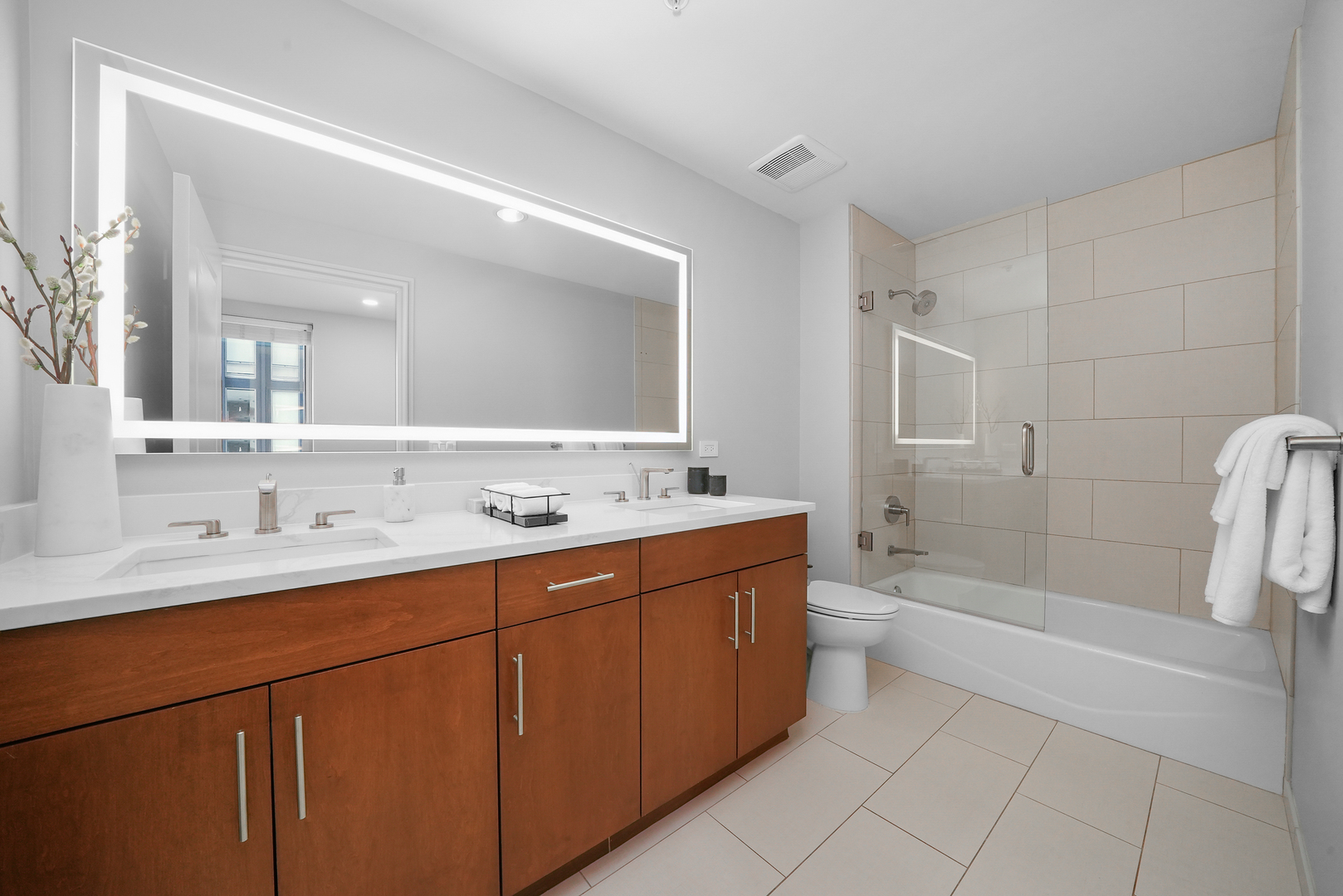 850 N Lake Shore Drive 907 Property Photo 8