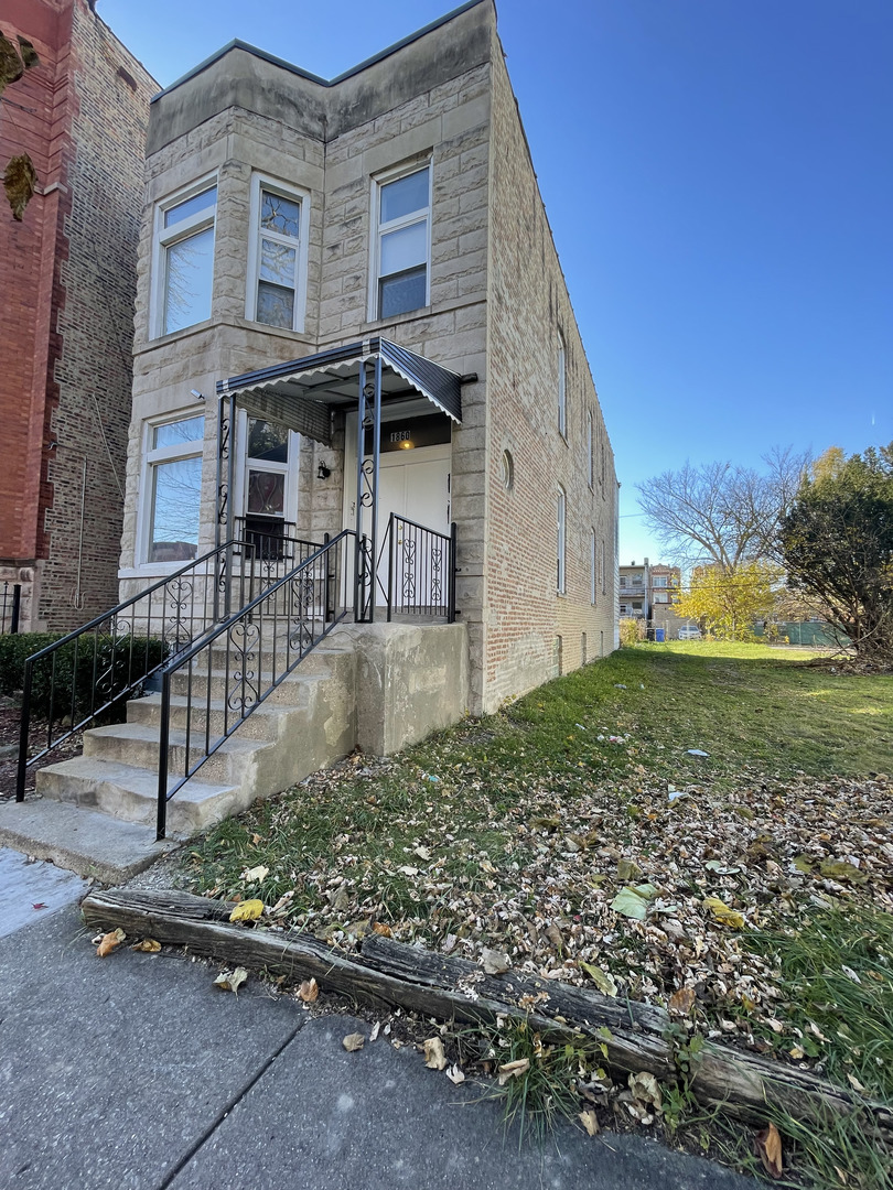 1860 S Hamlin Avenue Property Photo 1