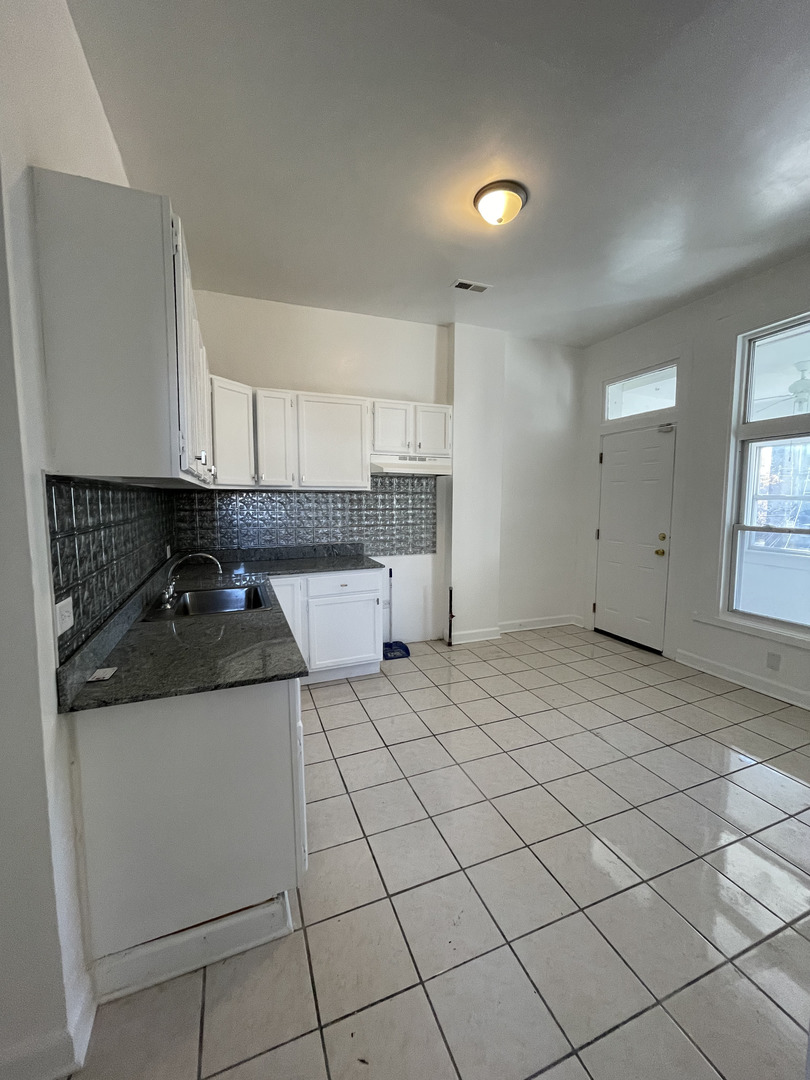 1860 S Hamlin Avenue Property Photo 4