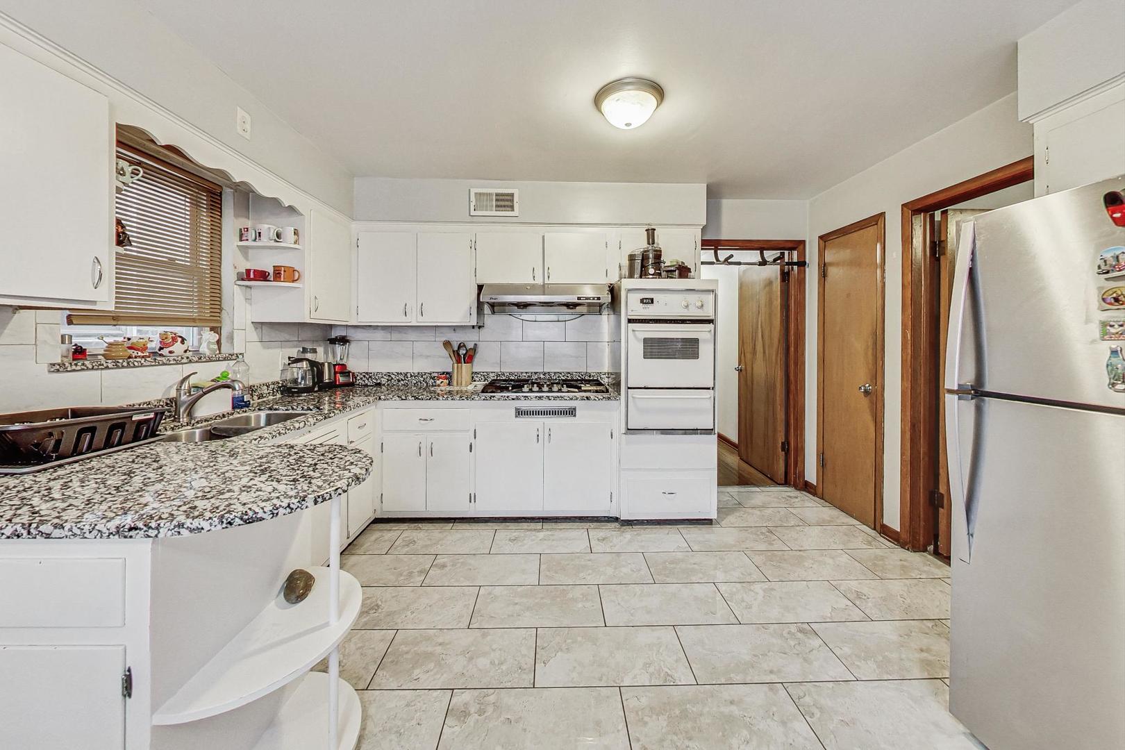 7551 N Claremont Avenue Property Photo 10