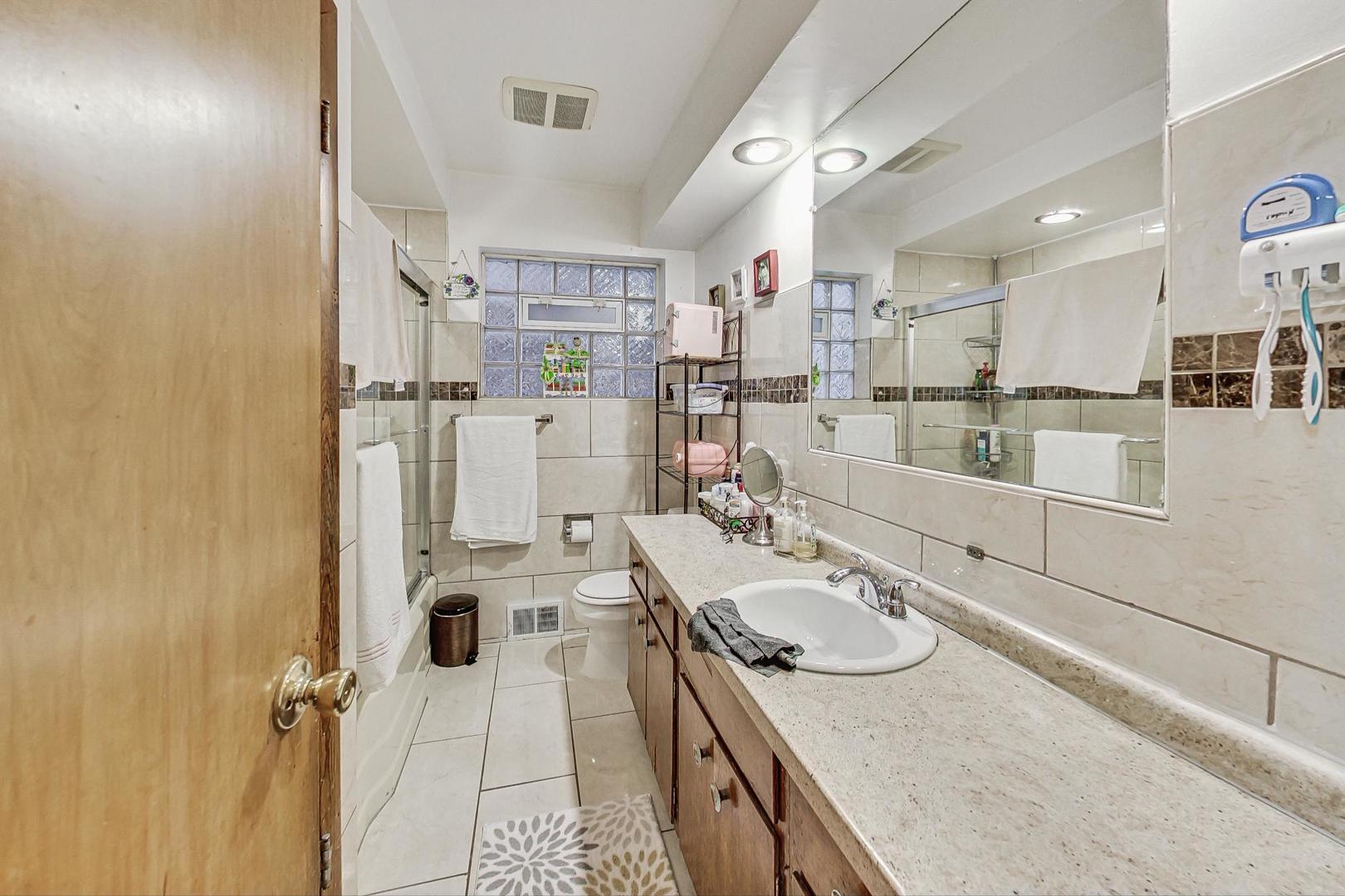 7551 N Claremont Avenue Property Photo 14