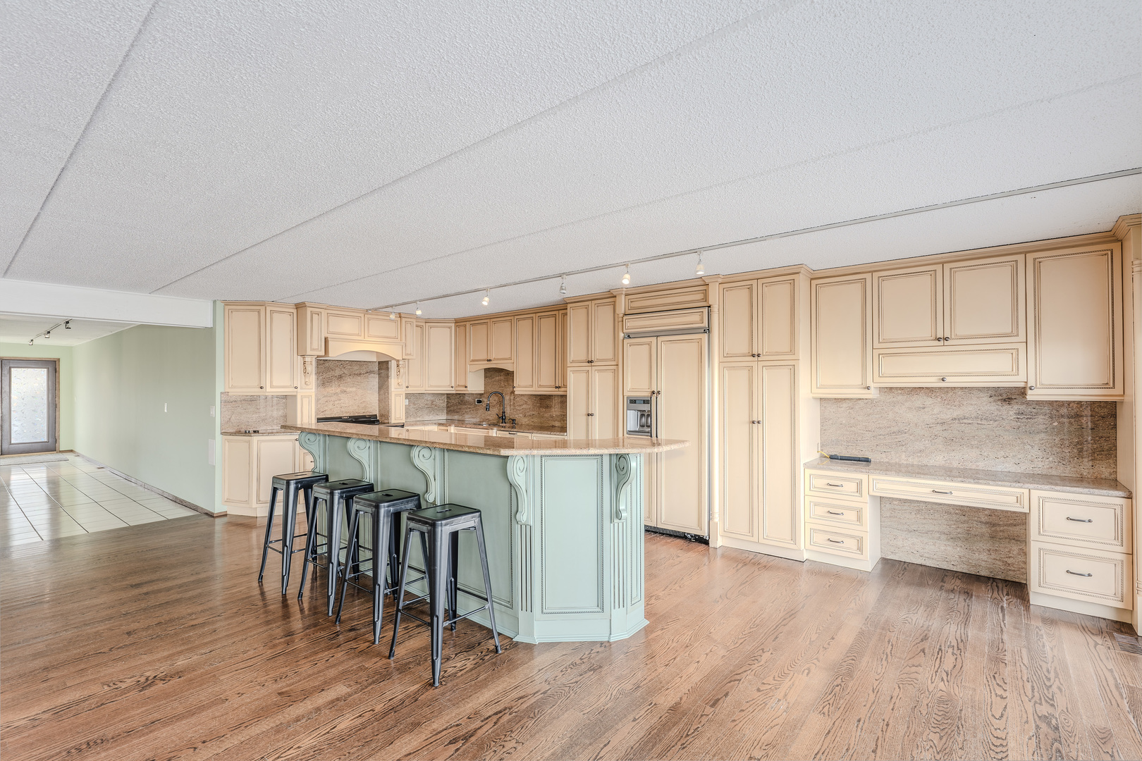 25402 W Dering Lane Property Photo 11