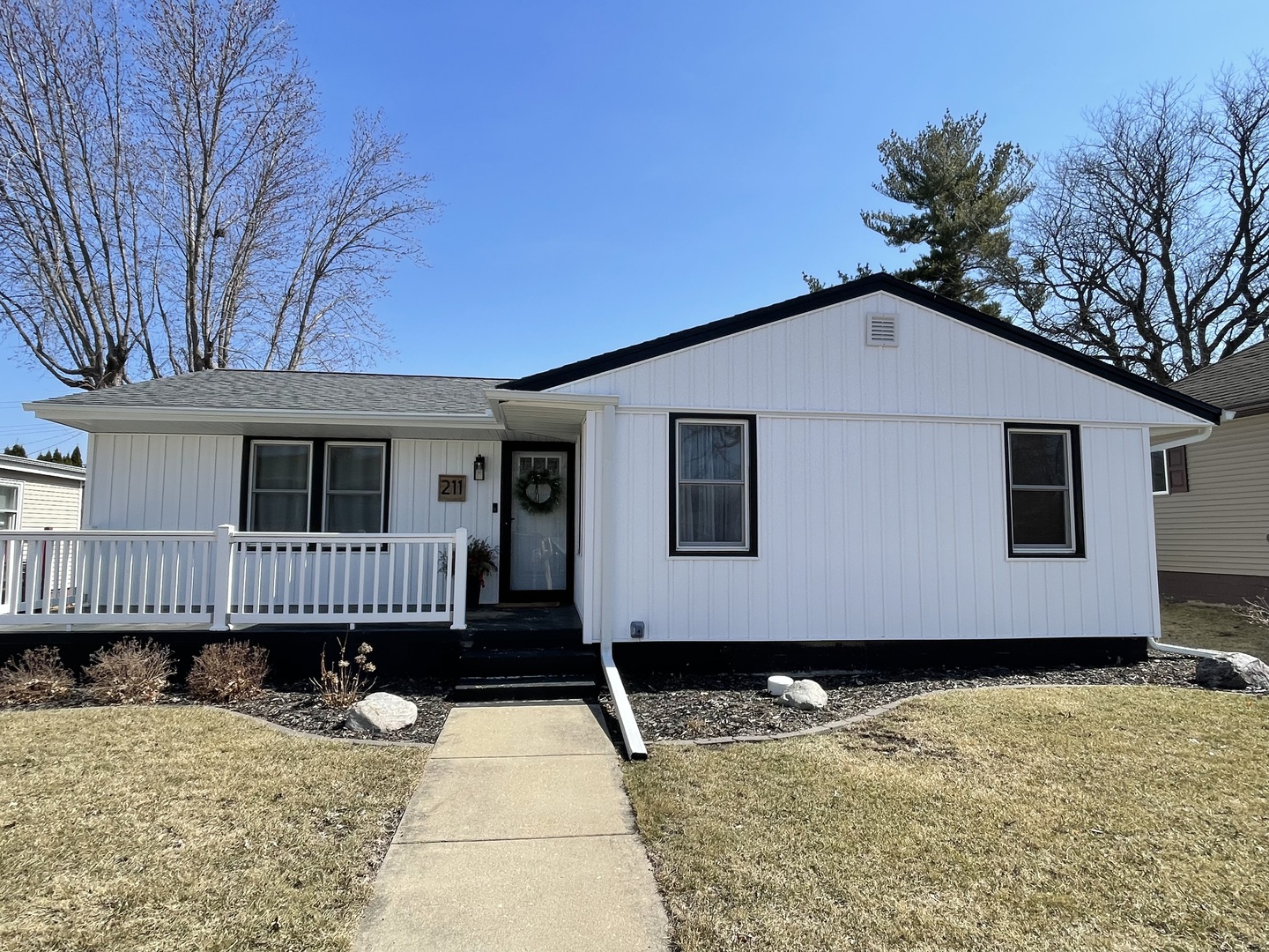 211 S Hennepin Avenue Property Photo