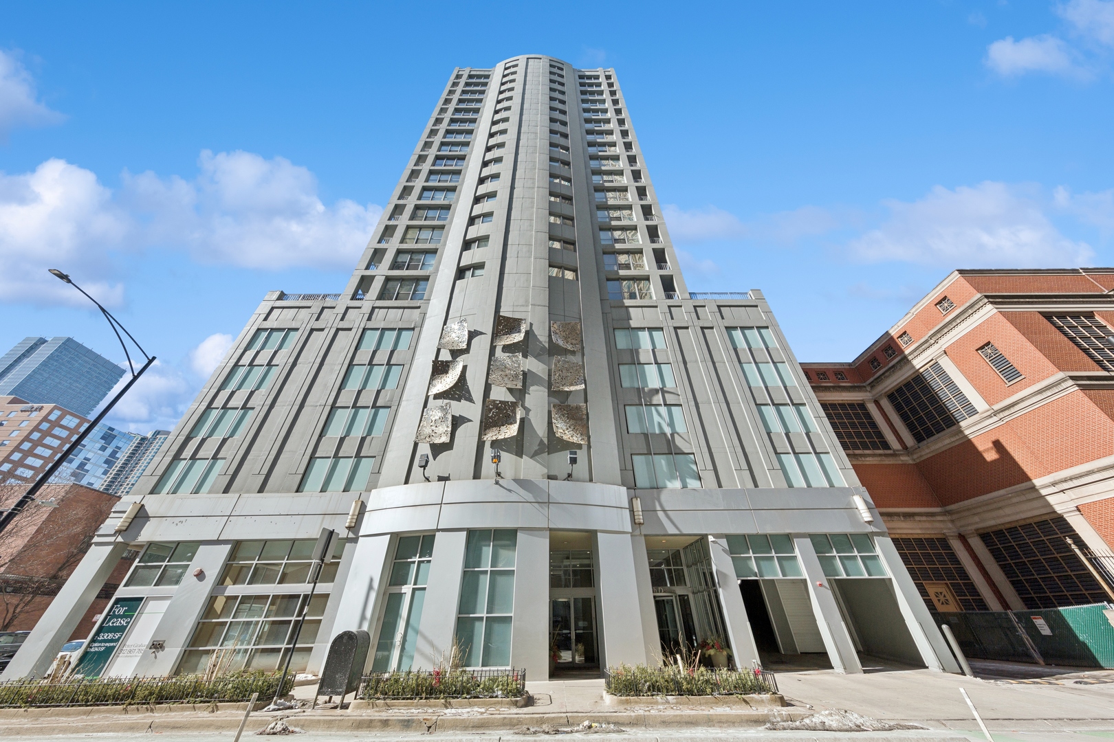 600 N Dearborn St Property Photo