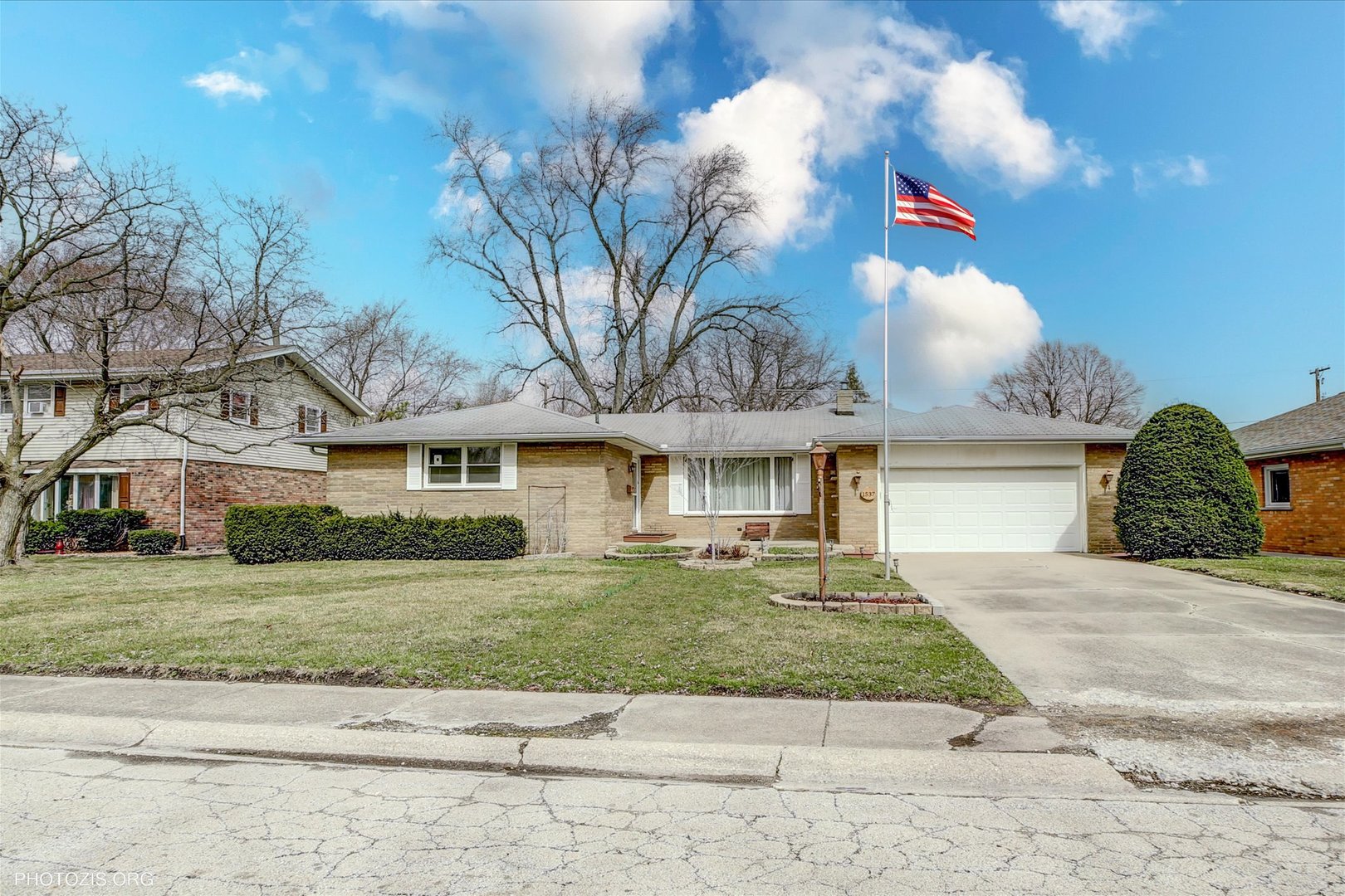 1537 W Budd Boulevard Property Photo