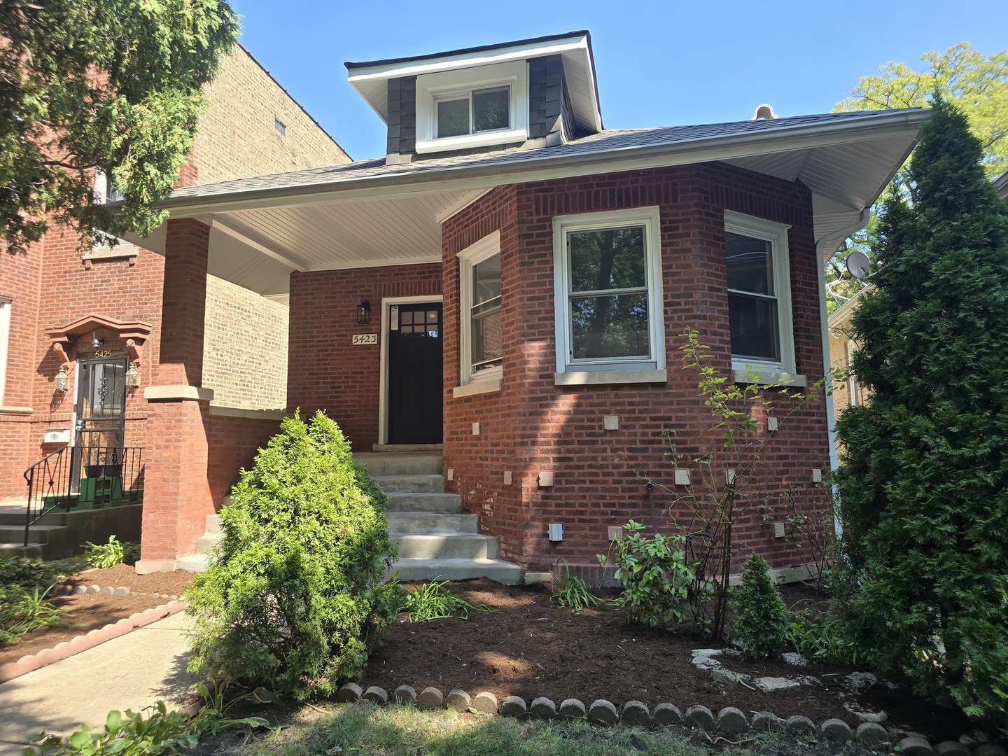 5423 N Sawyer Avenue Property Photo 1