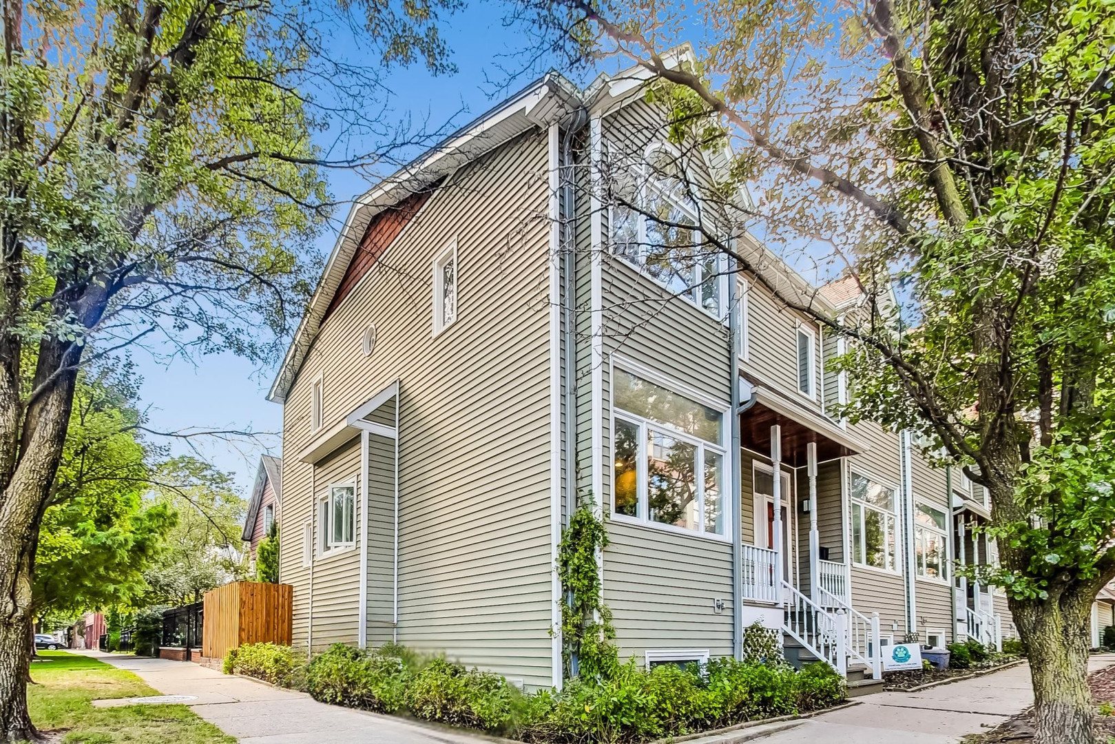 1801 W Roscoe Street Property Photo