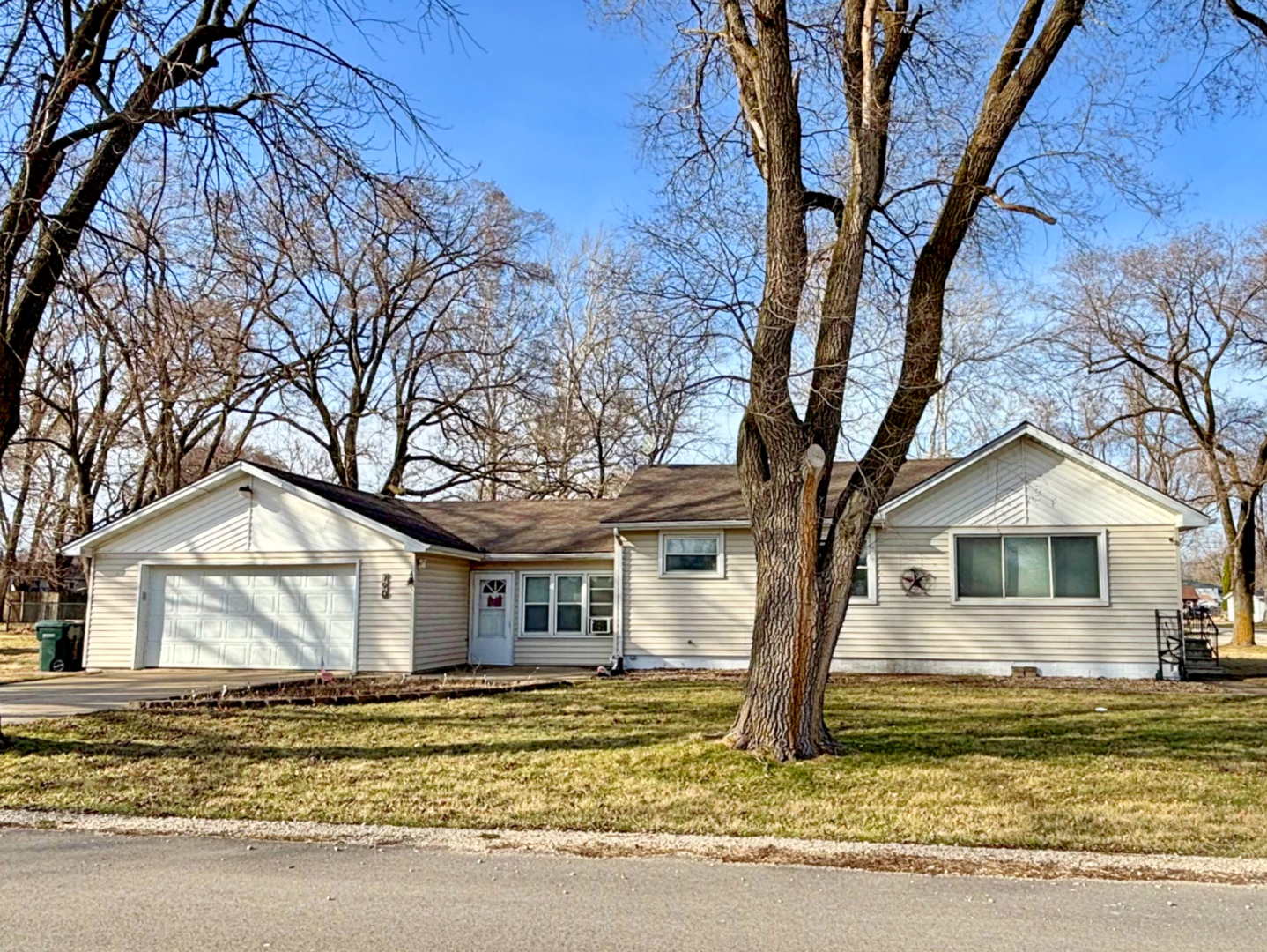 790 E 2nd Street Property Photo