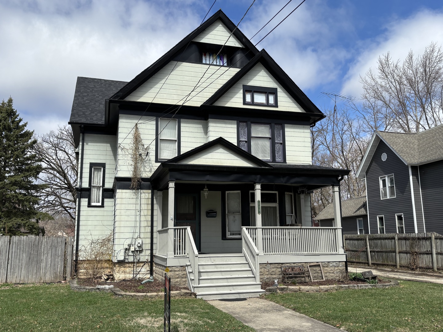 215 W Perry Street Property Photo