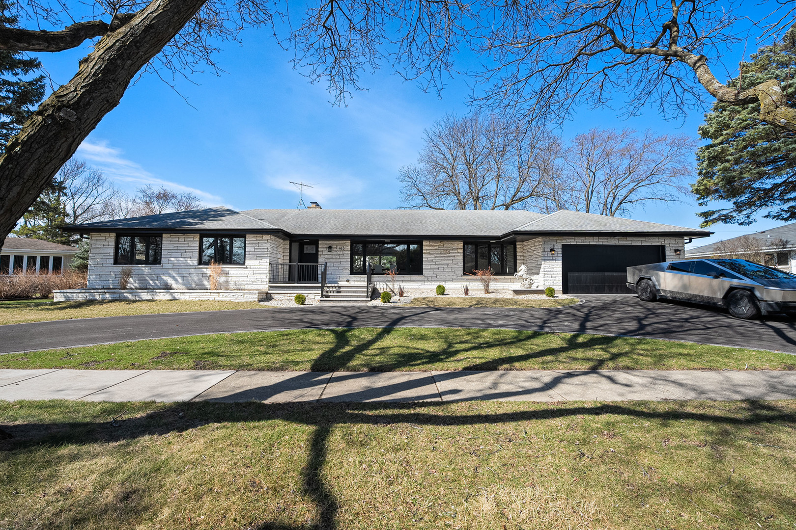 912 S Edward Street Property Photo