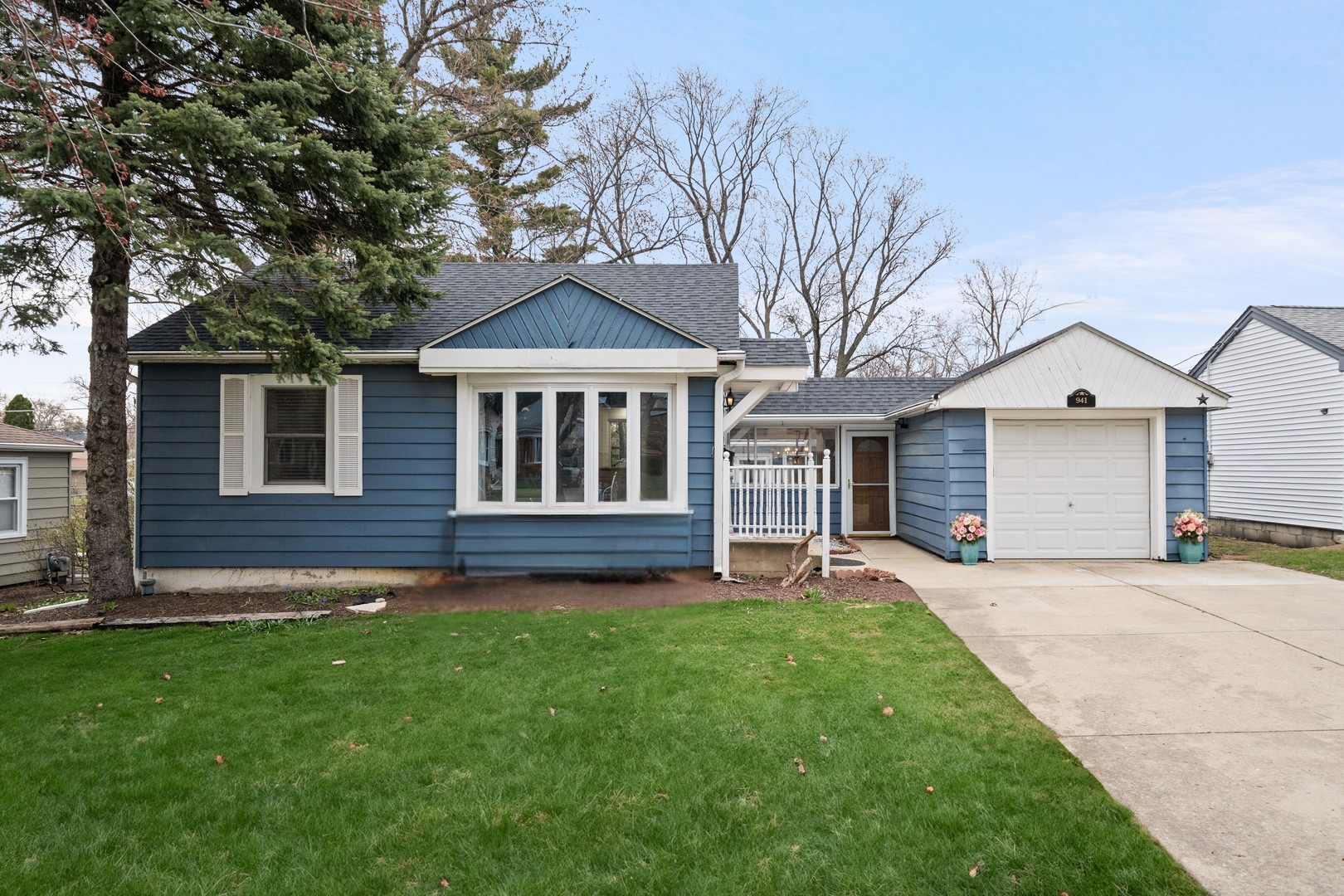 941 S Stewart Avenue Property Photo