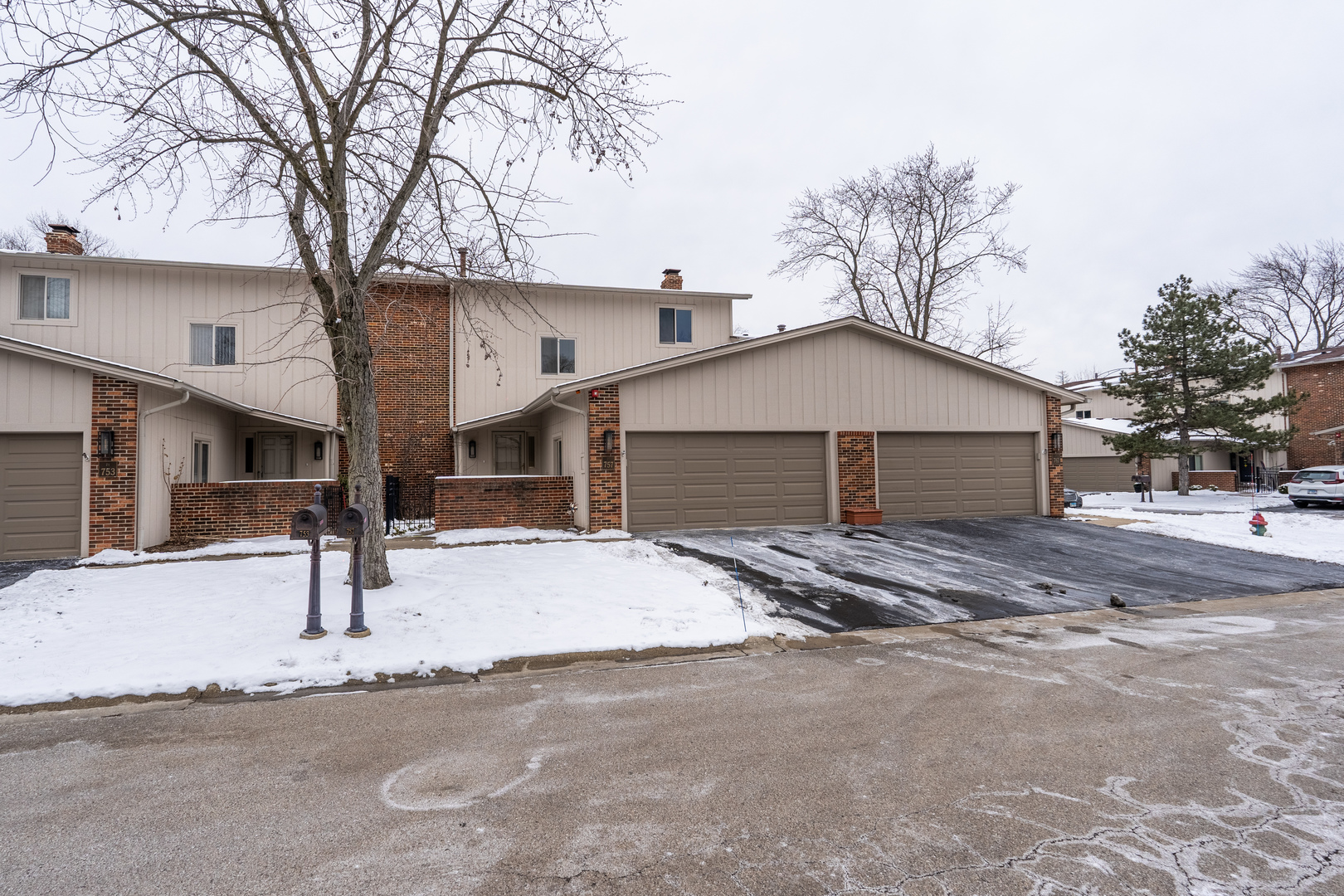 2s757 Theresa Court Property Photo