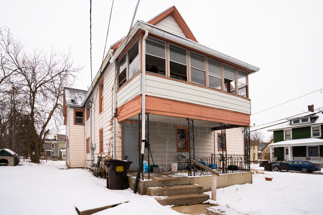 328 W Carpenter St Property Photo