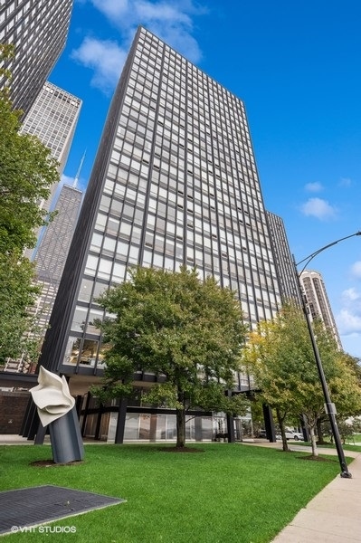 880 N LAKE SHORE Drive 3E Property Photo 1