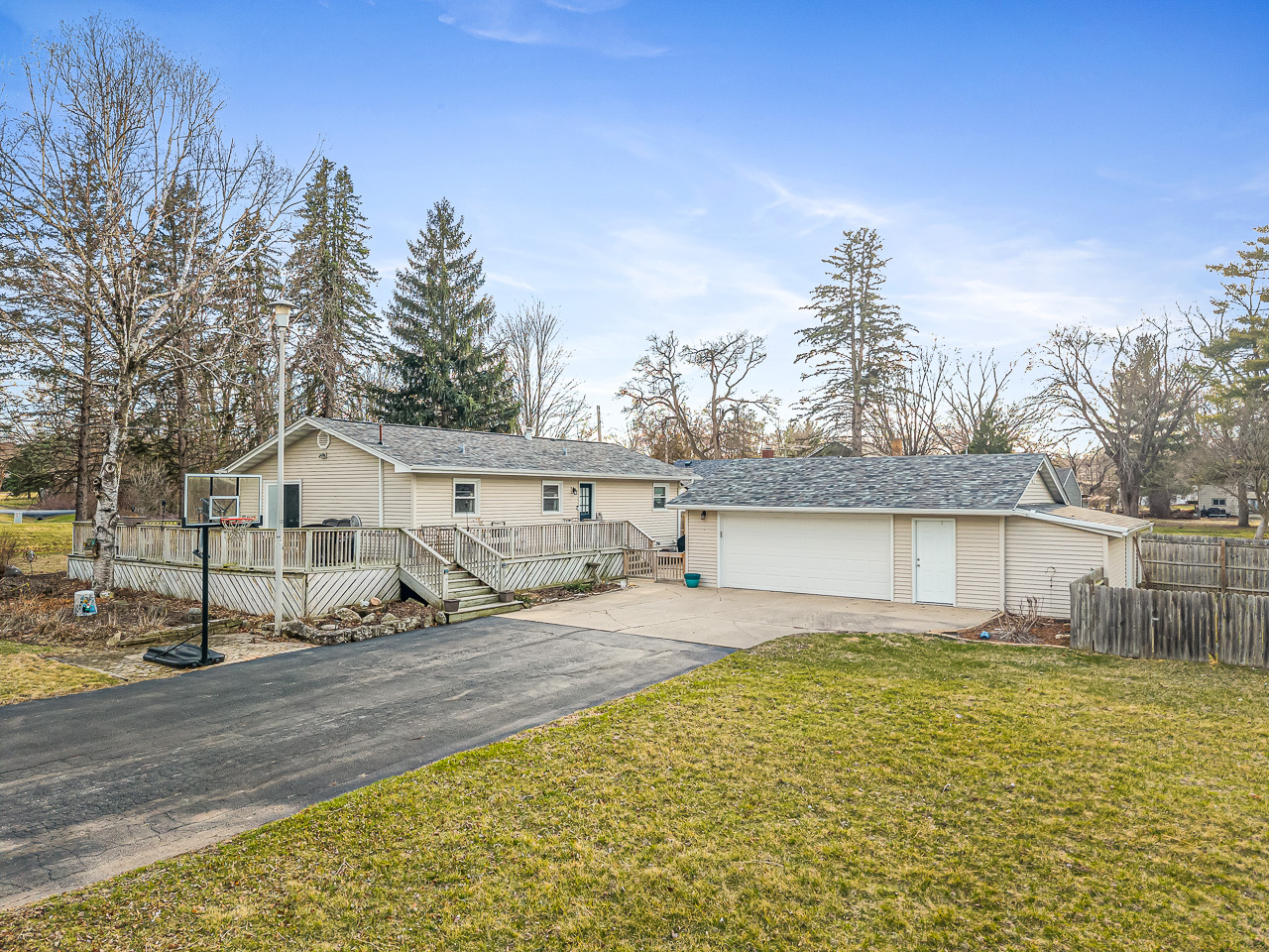 231 E Russell Street Property Photo