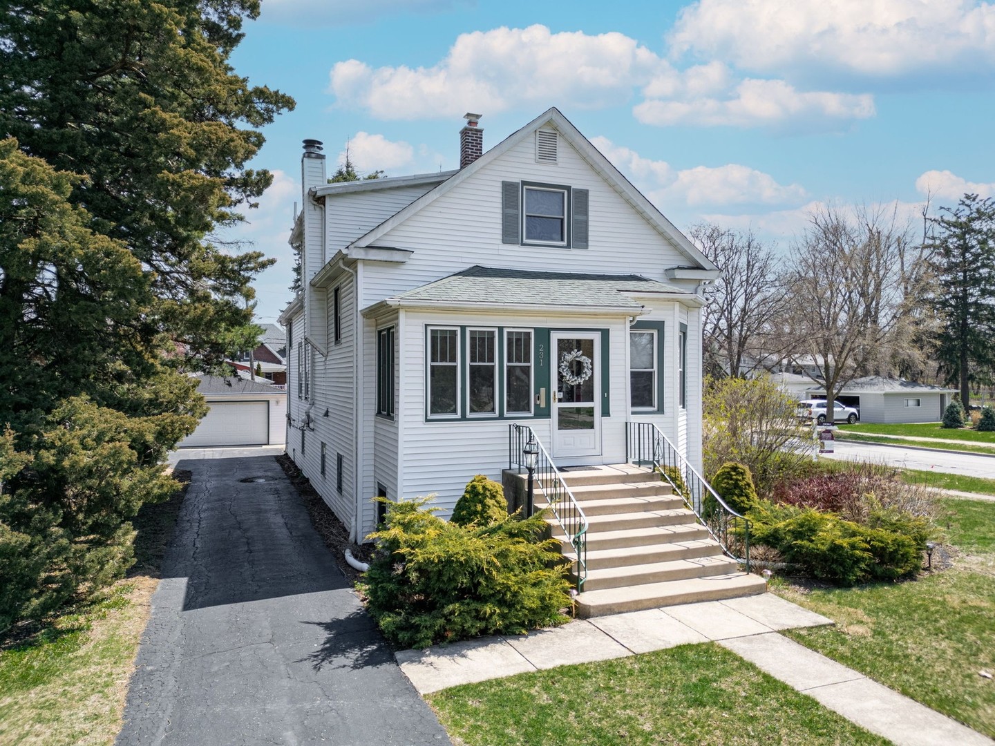 231 S Stewart Avenue Property Photo