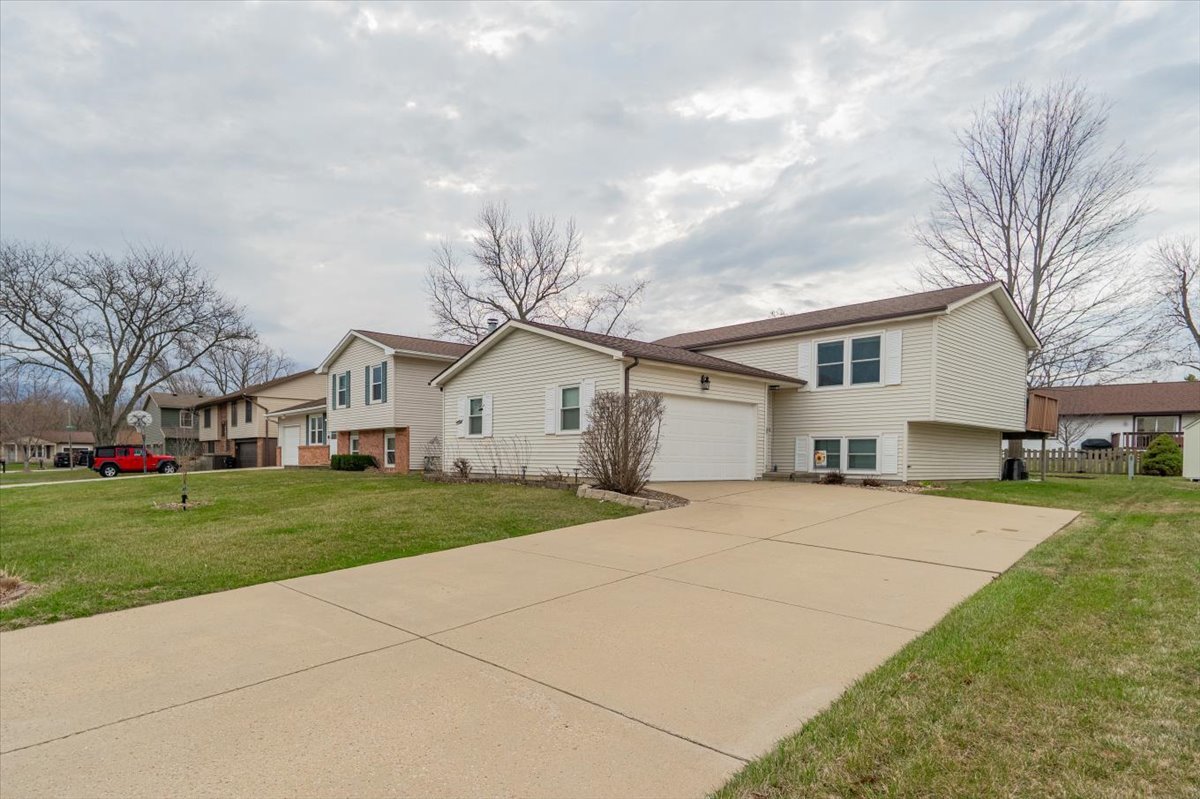 Normal Community West High Schoo Real Estate Listings Main Image