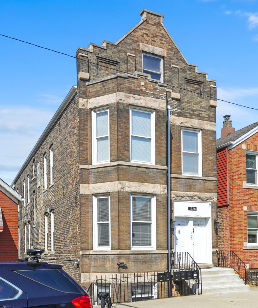1226 W 31st Place Property Photo 1