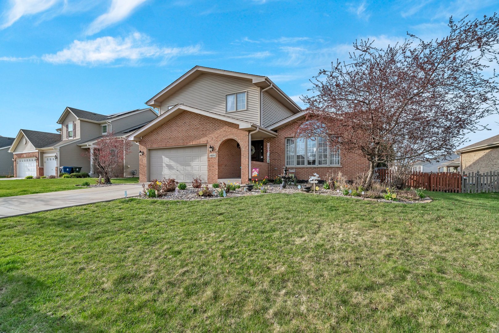 605 High Grove Drive Property Photo 3