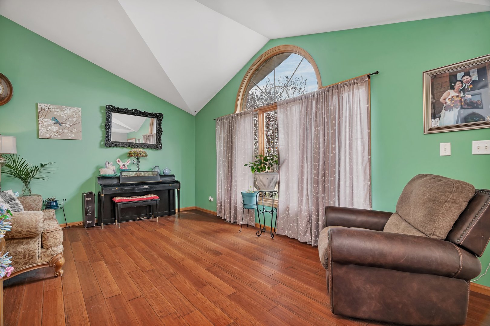 605 High Grove Drive Property Photo 6