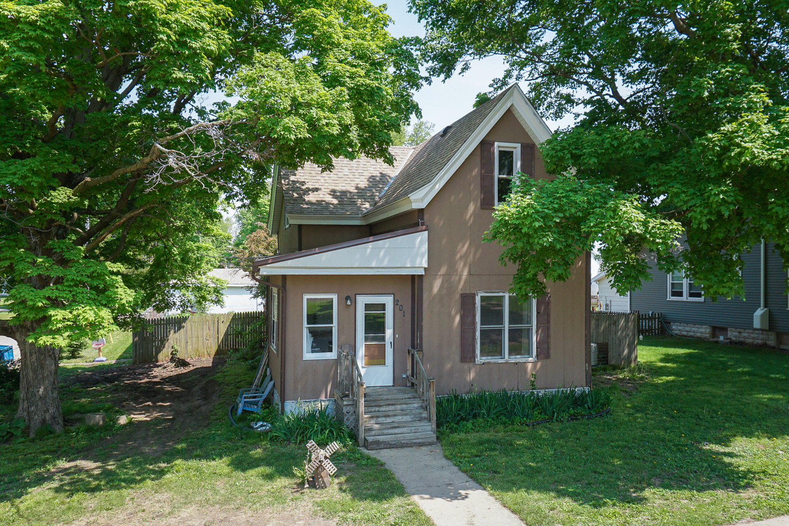 201 E Boundary St Property Photo 1