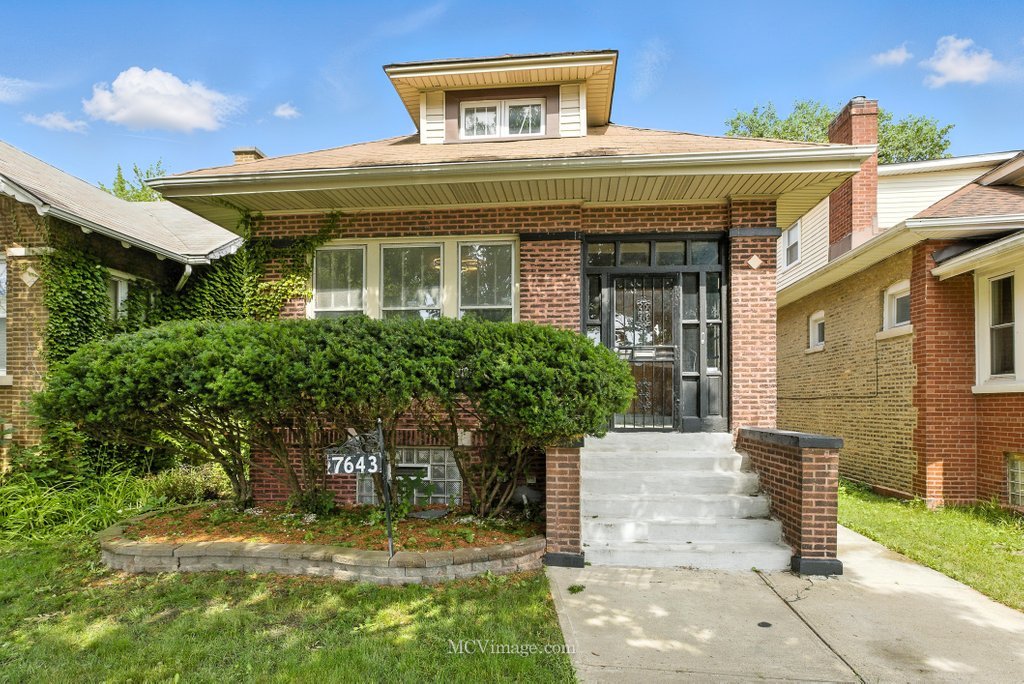 7643 S Paxton Avenue Property Photo 1
