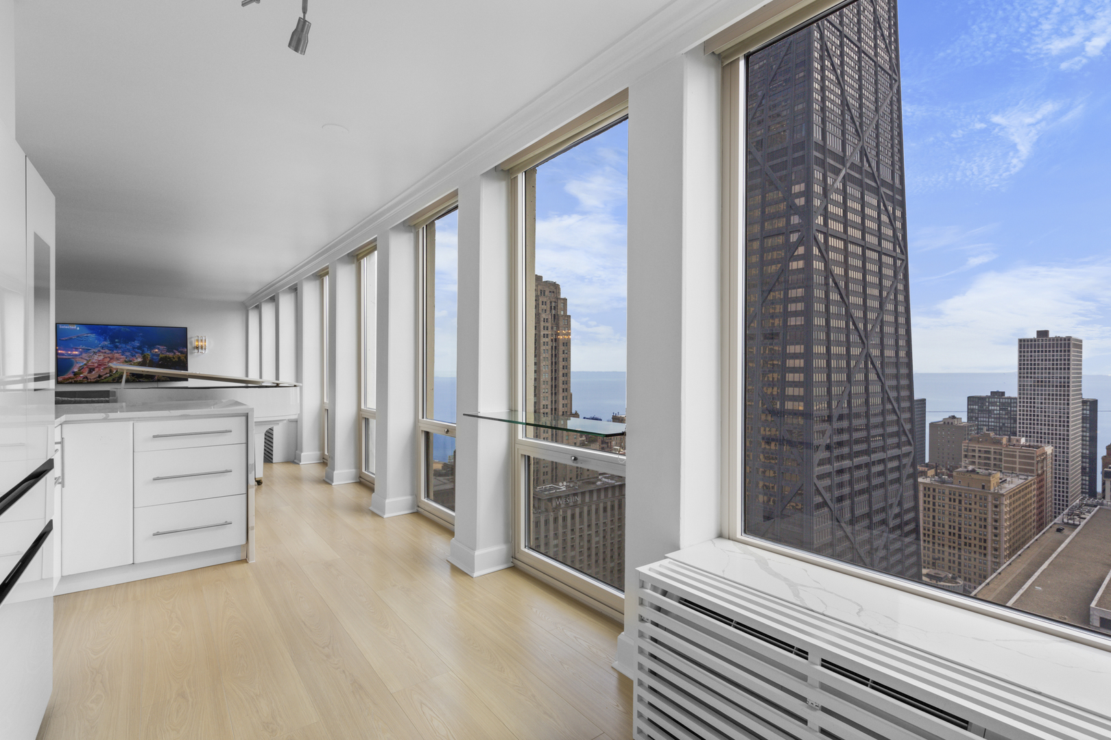 111 E Chestnut Street 38c Property Photo 8