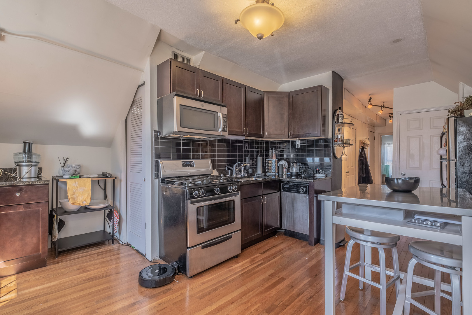 1534 N Western Avenue Property Photo 10