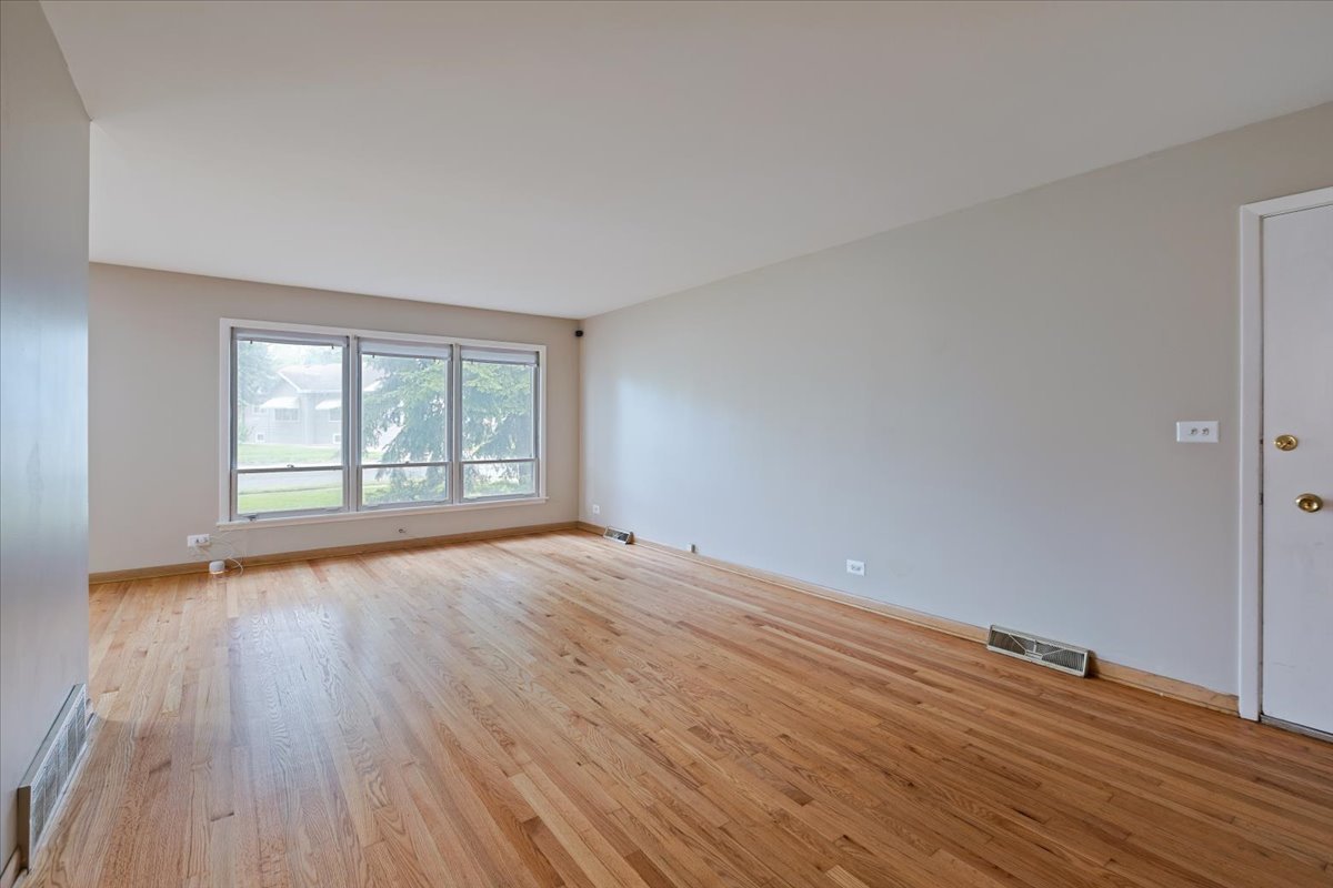5323 Lee Street Property Photo 6