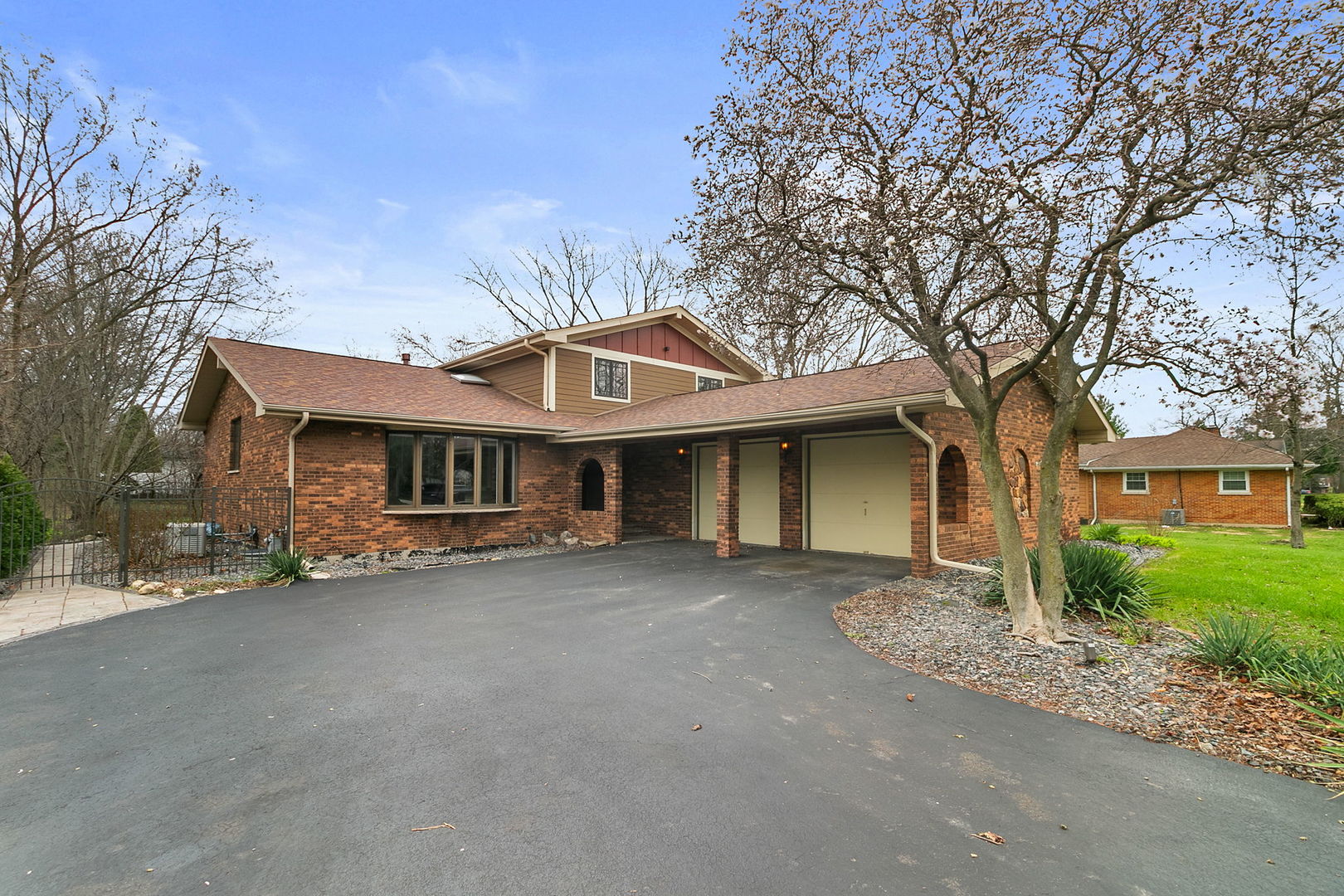 9s681 Clarendon Hills Road Property Photo