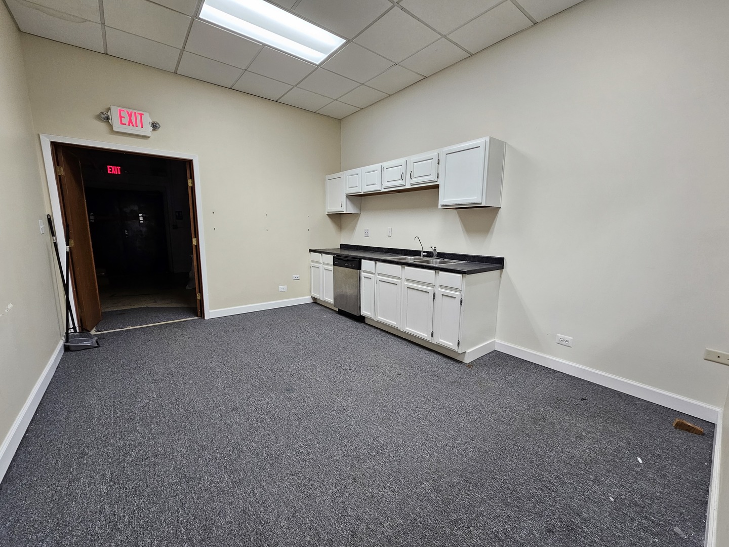 3202 Northwest Highway Property Photo 9