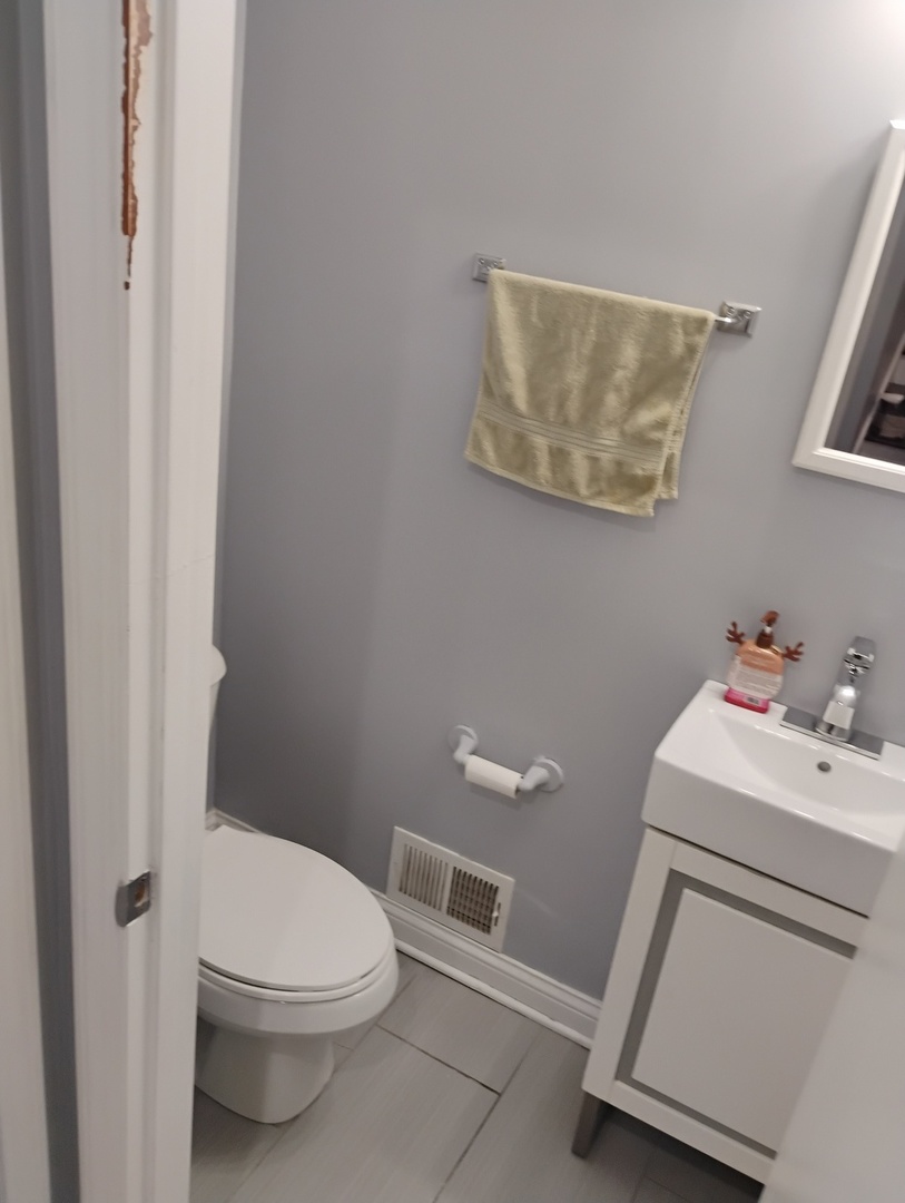 1011 N Keeler Avenue Property Photo 8