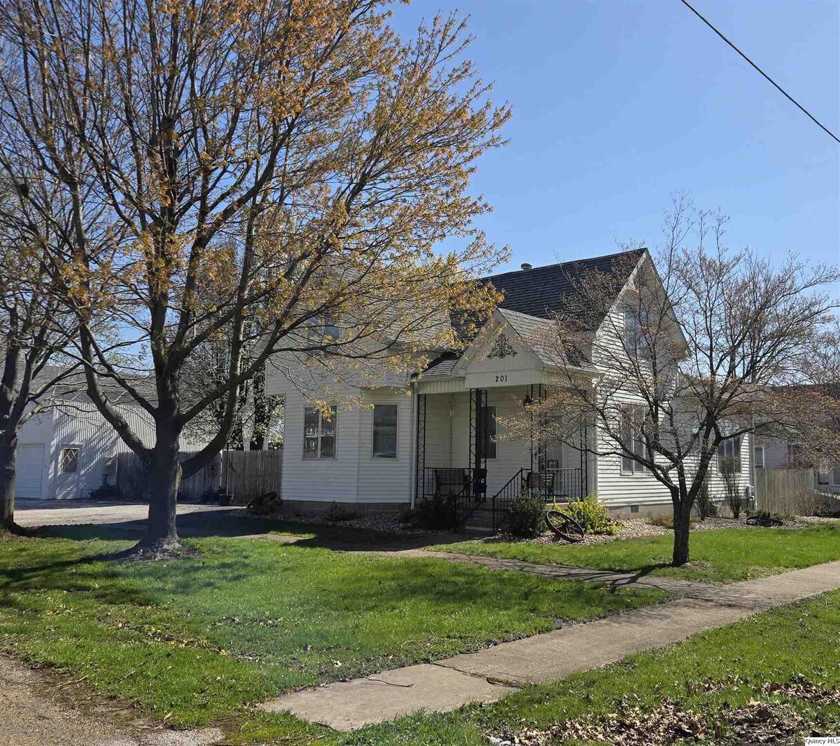 201 E Franklin Property Photo 1