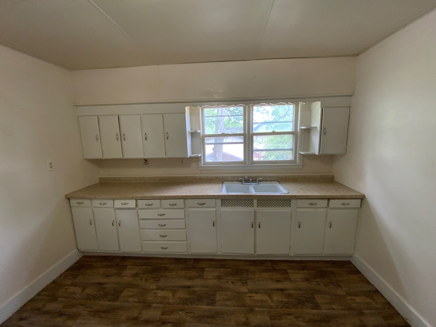 716 Robinson Street Property Photo 4