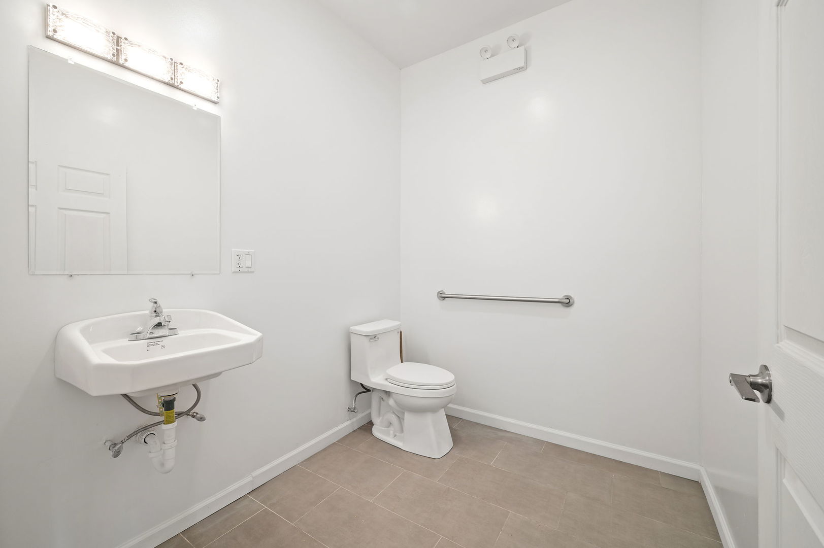 1823 W Chicago Avenue Property Photo 9