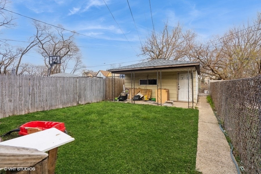 7047 S Winchester Avenue Property Photo 3